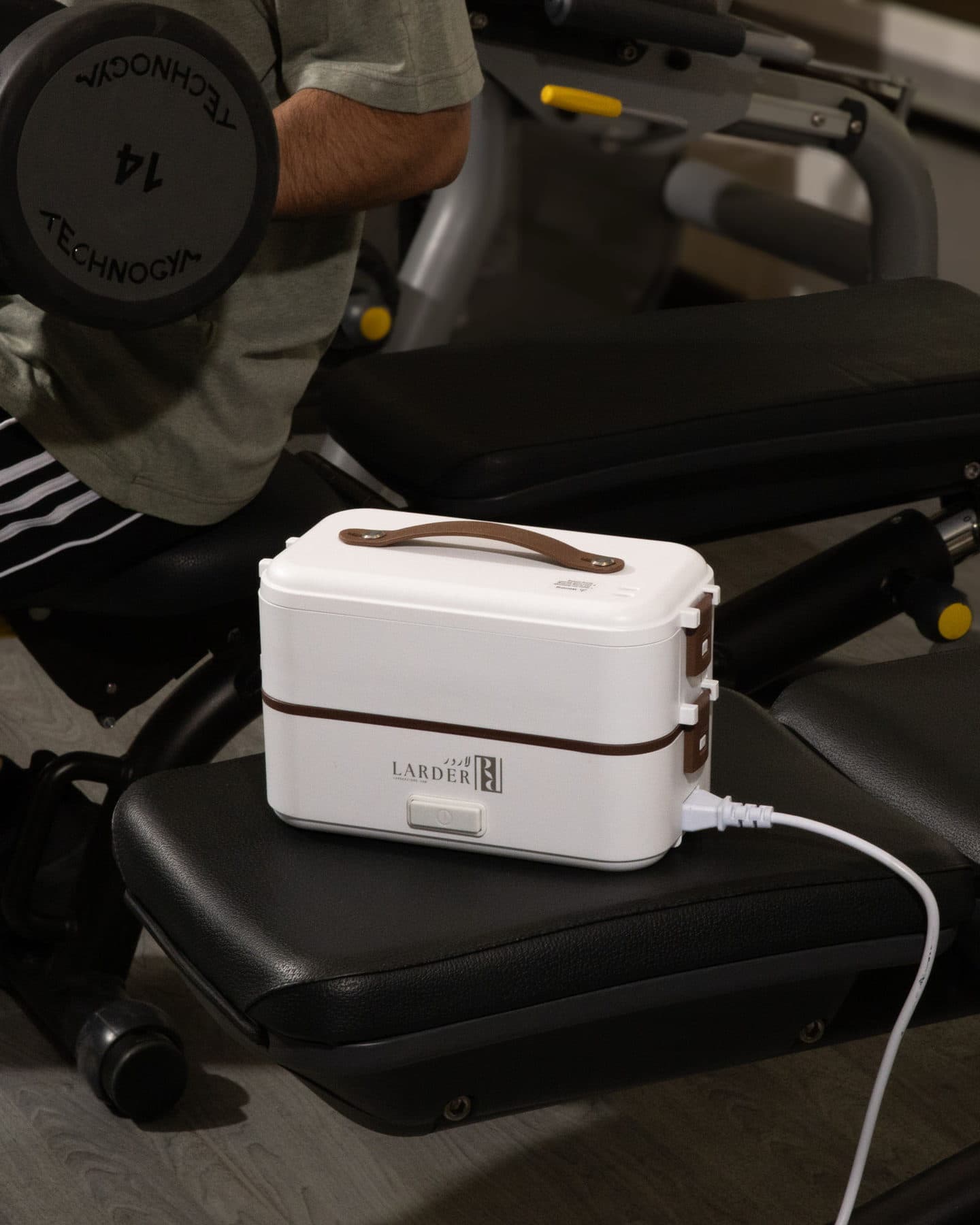 حافظة لاردر موصولة بالكهرباء على مقعد جهاز في النادي